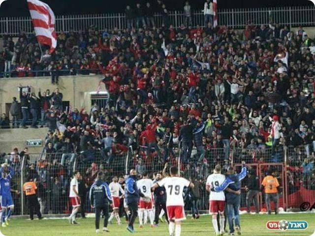 שחקני פאחם חוגגים עם הקהל